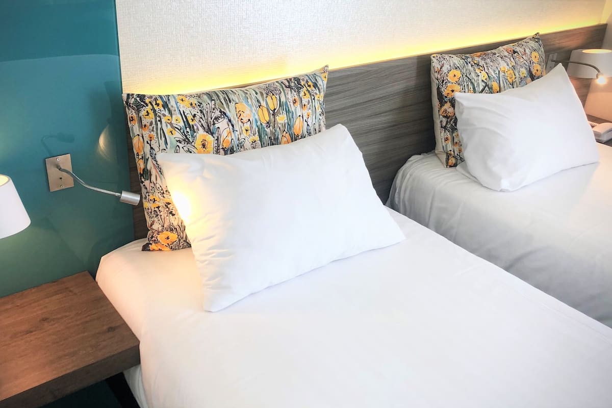 Classic İki Ayrı Yataklı Oda | Kaliteli yatak takımı, ayrı ayrı döşenmiş, masa