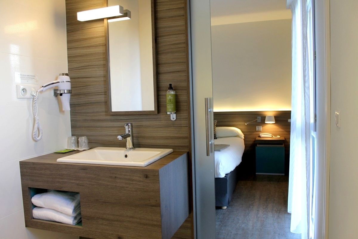 classic double room | premium bedding, individually furnished, desk, laptop workspace