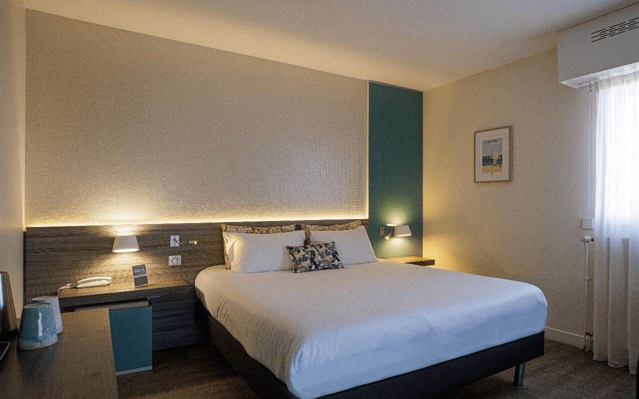 高档床上用品、特色家居、办公桌、笔记本电脑工作区