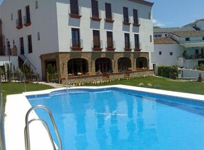 Piscine extérieure, chaises longues