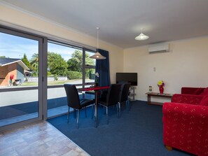 Zimmer (One Bedroom Spa Bath) | Wohnbereich | 40-Zoll-Flachbildfernseher mit Kabelempfang, Fernseher, DVD-Player