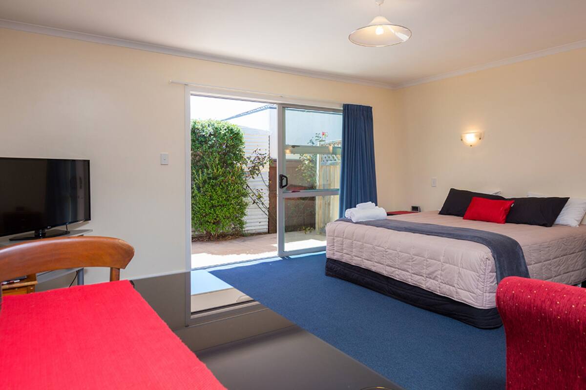 Studio | Premium bedding, in-room safe, iron/ironing board, WiFi (free)