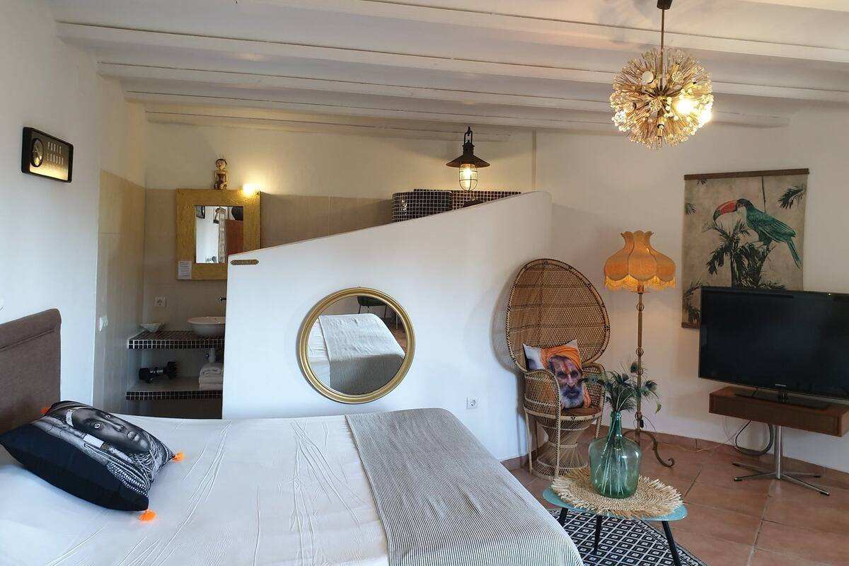 In-room safe, WiFi (free), bed sheets