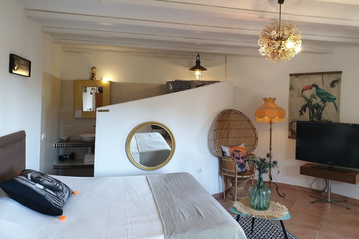 In-room safe, free WiFi, bed sheets