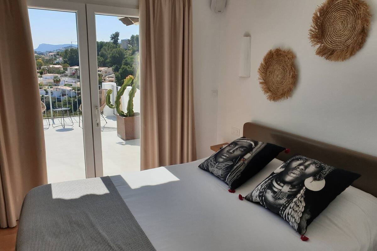 Double Room, Sea View | In-room safe, WiFi (free), bed sheets