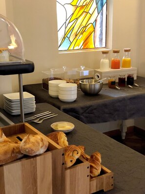 Bữa sáng buffet hàng ngày (13 EUR/mỗi người)