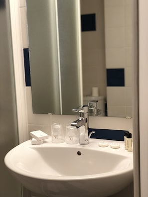 Buồng tắm vòi sen, đồ dùng nhà tắm miễn phí, máy sấy tóc, khăn tắm