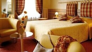 In-room safe, desk, blackout drapes, soundproofing - La Renaissance (Le Lude)