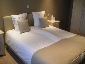 ダブルルーム | セーフティボックス (室内)、デスク、ノートパソコン用作業スペース、遮光カーテン