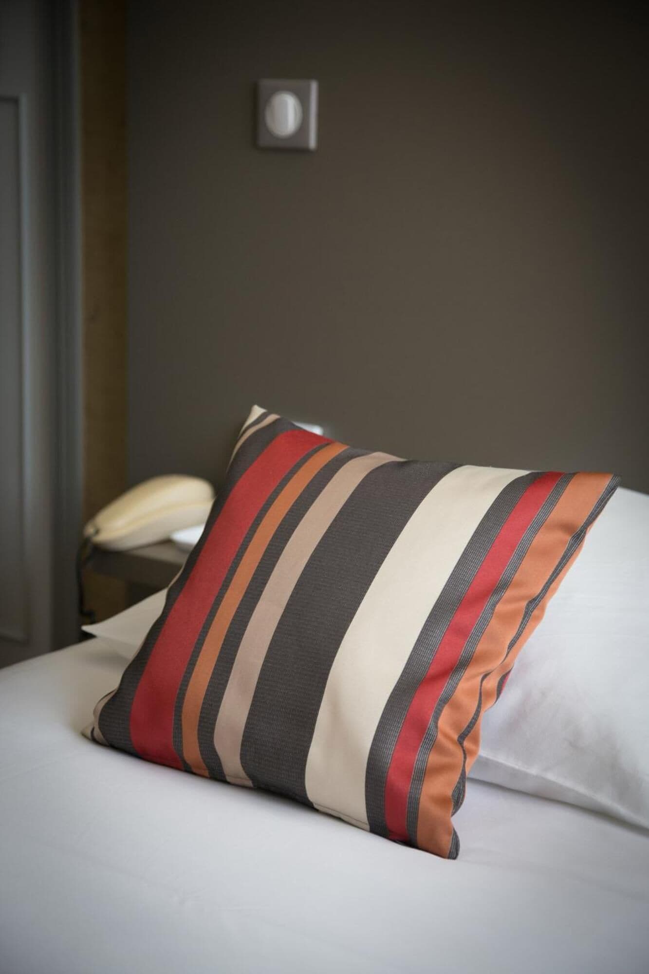 desk, soundproofing, free wifi