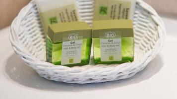 Eine weiße Keramiktasse mit drei grün-weißen, mit „parfum BIO“ beschrifteten Artikeln.