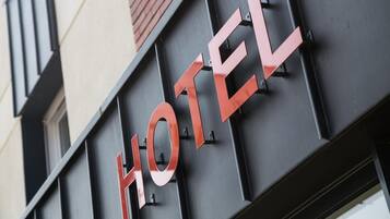 Un cartello di un hotel con la scritta 'HOTEL' in caratteri grandi e in grassetto.