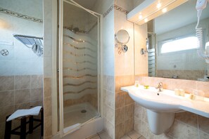 Free toiletries, hair dryer, towels - Hotel Restaurant Auberge de la Rose (Doué-en-Anjou)