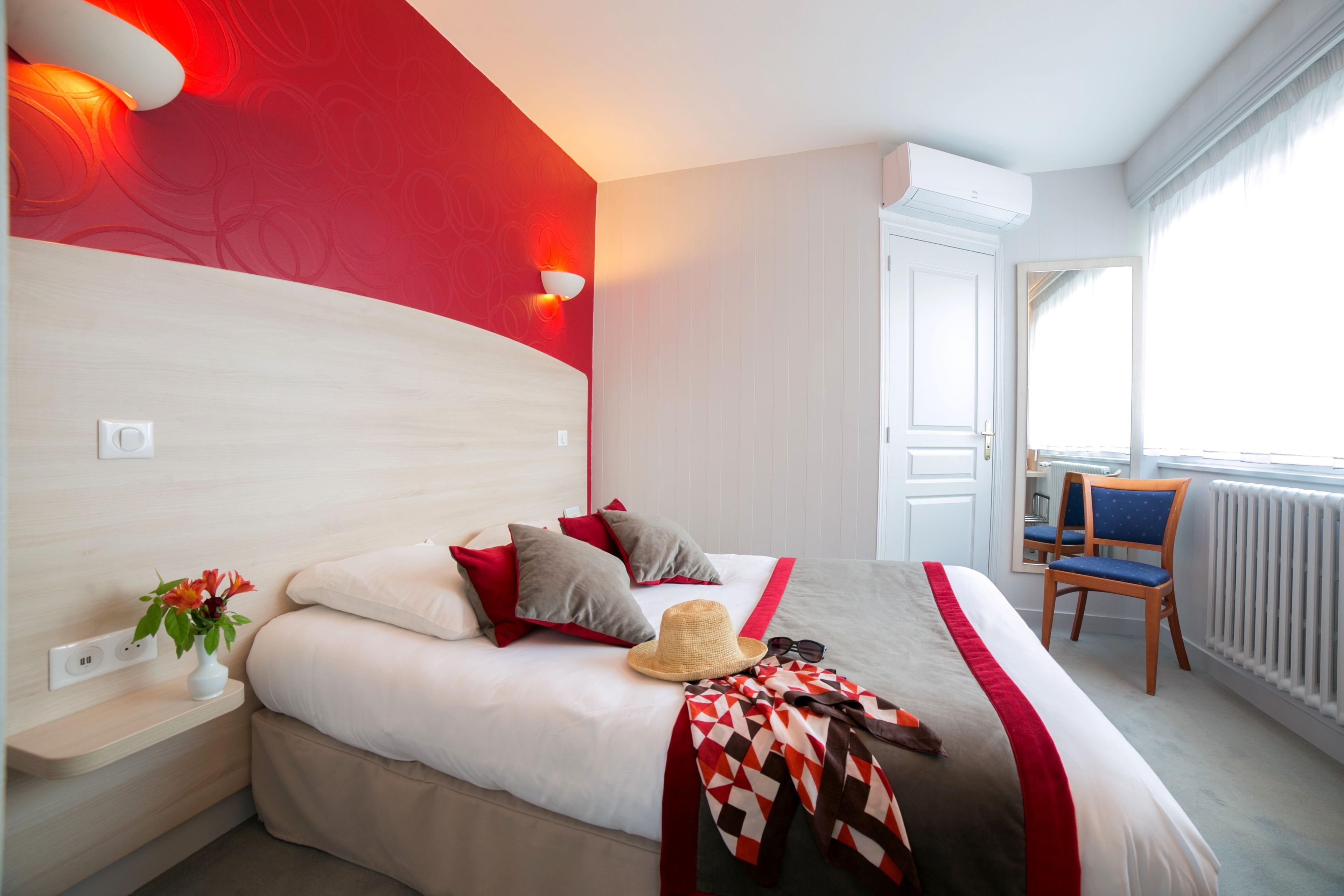 desk, soundproofing, free wifi