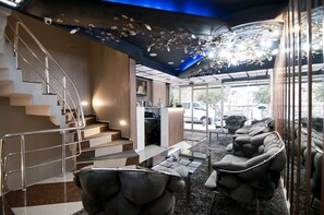 Reception - Hotel Broken Column (Istanbul)