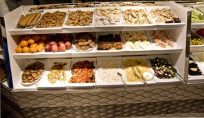 Free daily buffet breakfast - Hotel Broken Column (Istanbul)
