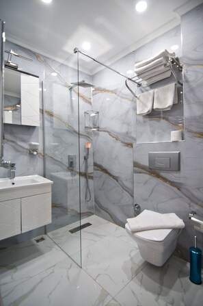 Standard Triple Room | Bathroom | Shower, free toiletries, hair dryer, slippers - Hotel Broken Column (Istanbul)