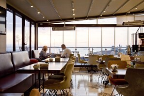 Free daily buffet breakfast - Hotel Broken Column (Istanbul)