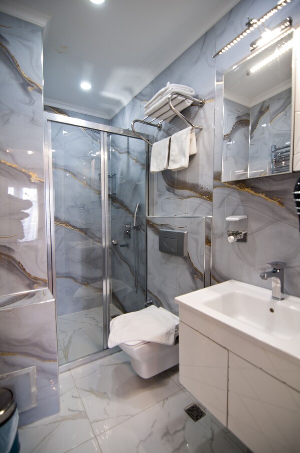 Standard Double or Twin Room | Premium bedding, minibar, in-room safe, desk - Hotel Broken Column (Istanbul)