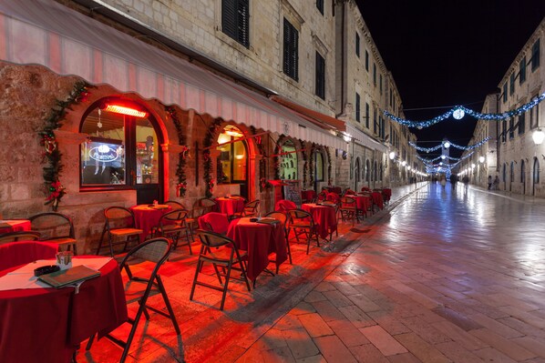 Petit déjeuner et déjeuner servis sur place, restauration en plein air