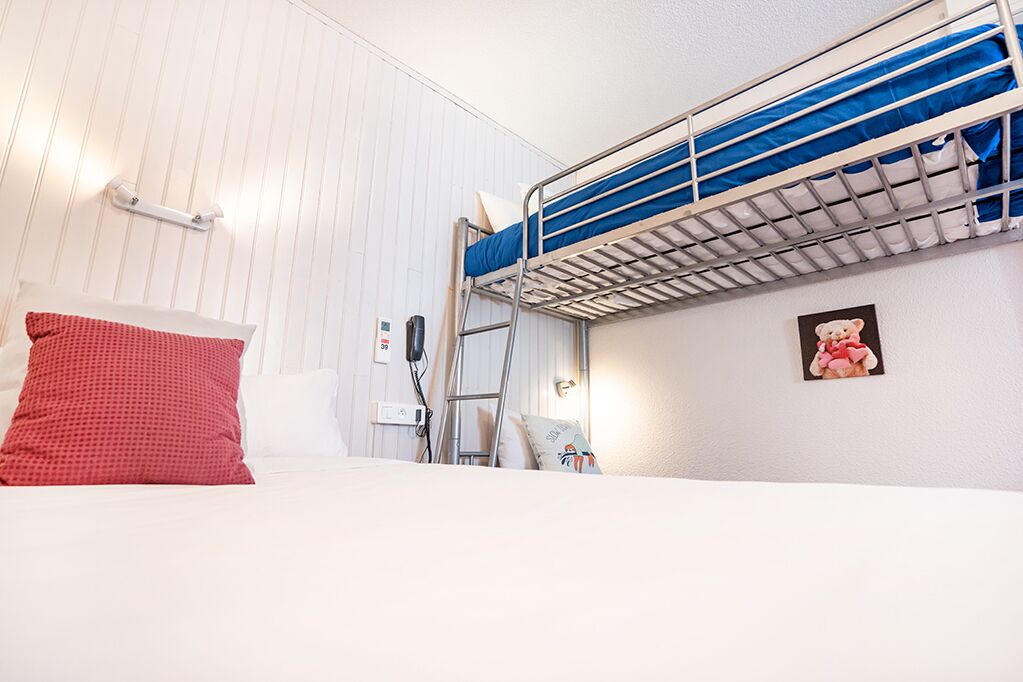 family room | premium bedding, desk, soundproofing, free wifi