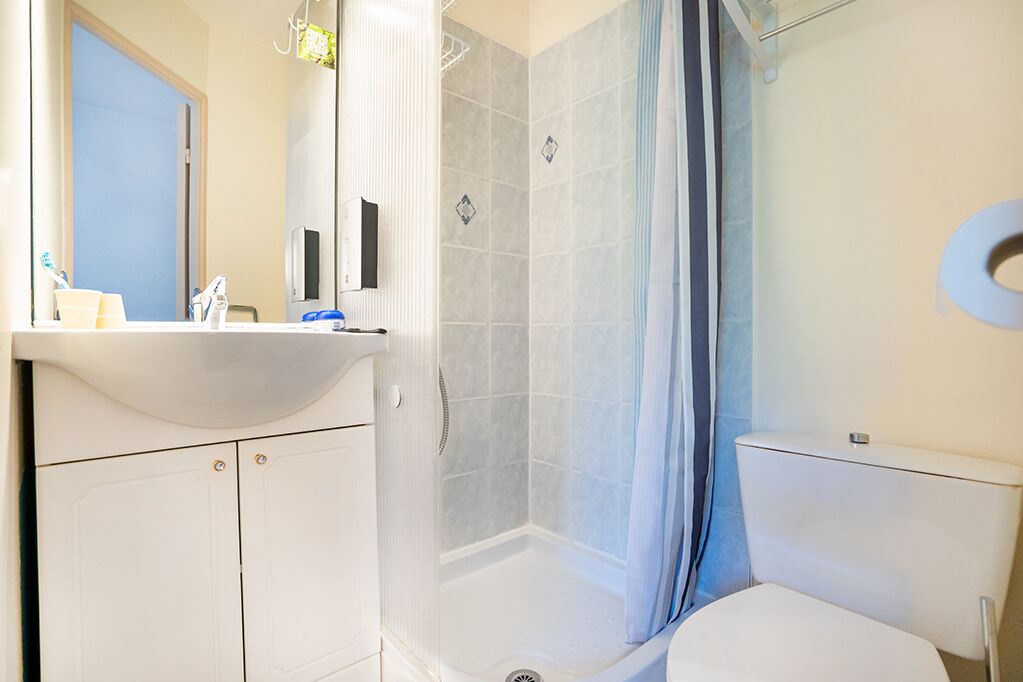 standard room, 2 single beds | bathroom | shower, free toiletries, hair dryer, towels