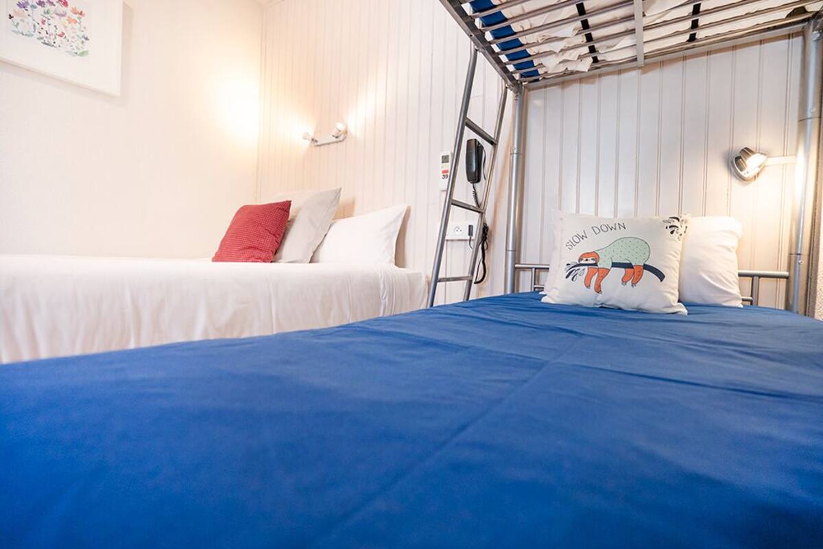 Habitación familiar | Ropa de cama de alta calidad, escritorio, sistema de insonorización