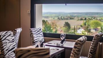 2 restaurants servant le petit déjeuner, spécialités Cuisine française