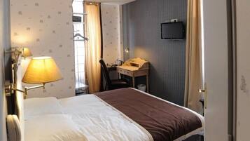 Desk, soundproofing, free WiFi, bed sheets