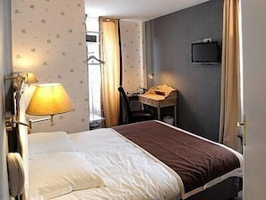 Desk, soundproofing, free WiFi, bed sheets