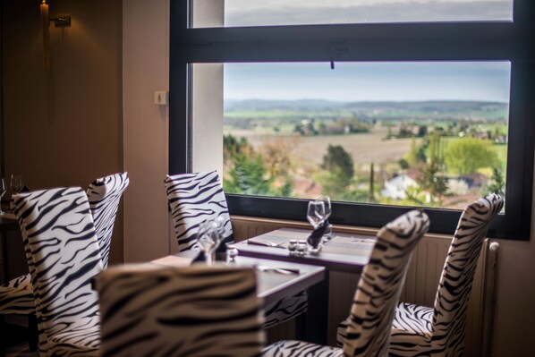 2 restaurants, breakfast, lunch, dinner served; French cuisine 