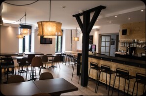 Bar (on property) - Logis Hôtel la Bastide des Oliviers (Monflanquin)
