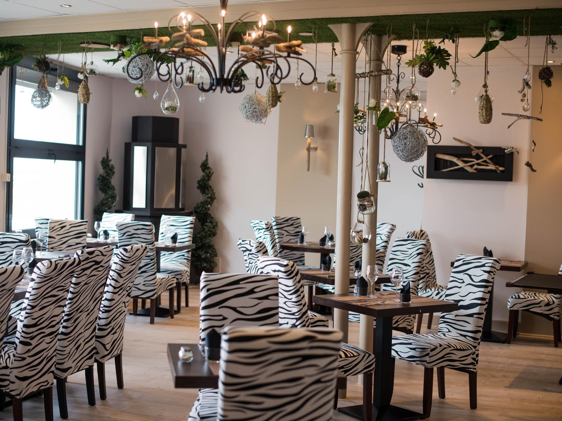 2 restaurants, breakfast, lunch, dinner served; French cuisine 