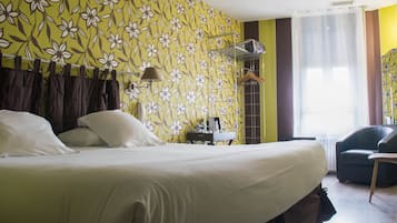 Escritorio, sistema de insonorización, wifi gratis y ropa de cama