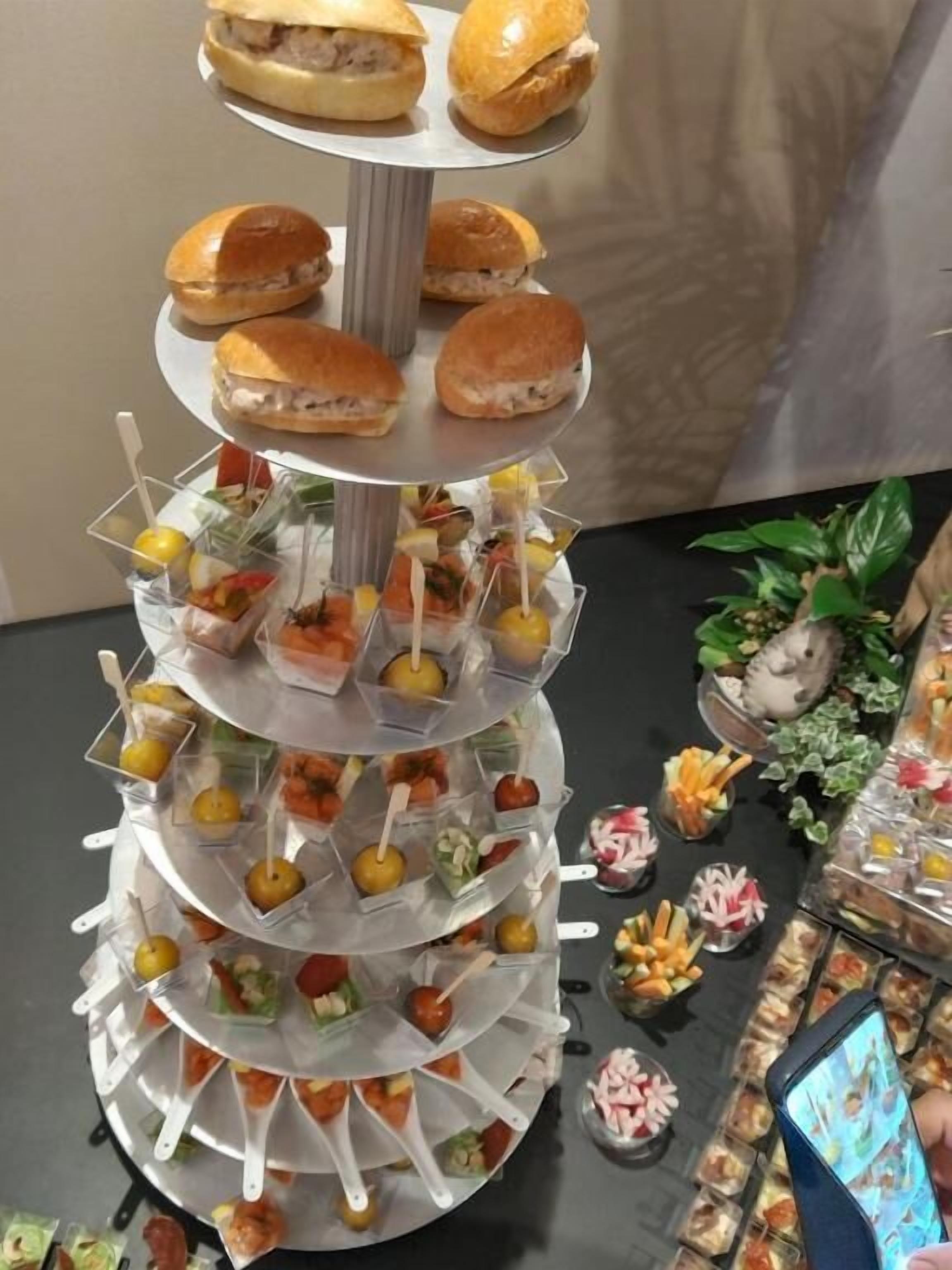 2 restaurants, breakfast, lunch, dinner served; french cuisine