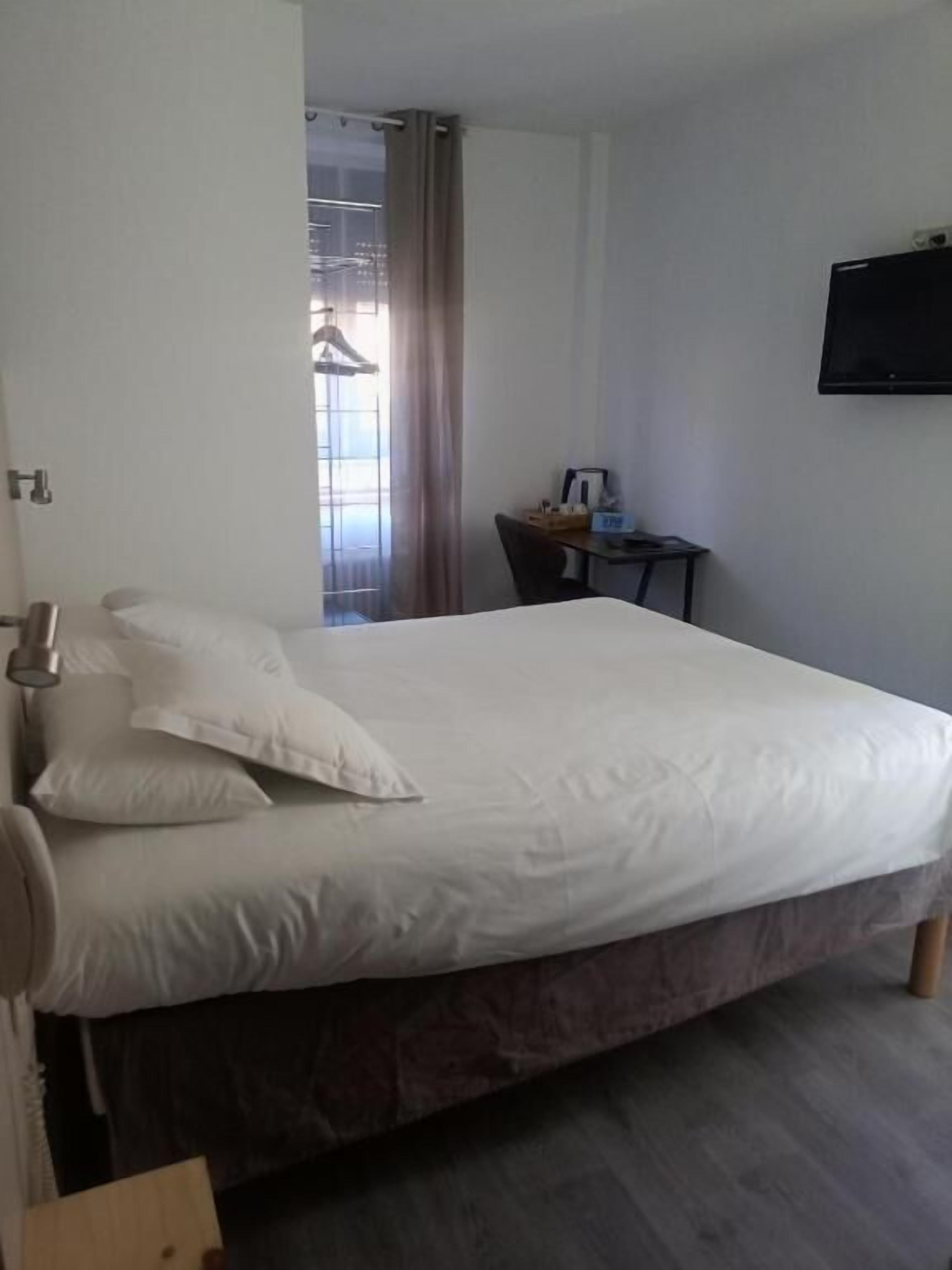 desk, soundproofing, free wifi, bed sheets