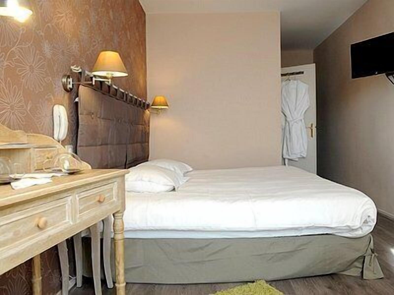 desk, soundproofing, free wifi, bed sheets