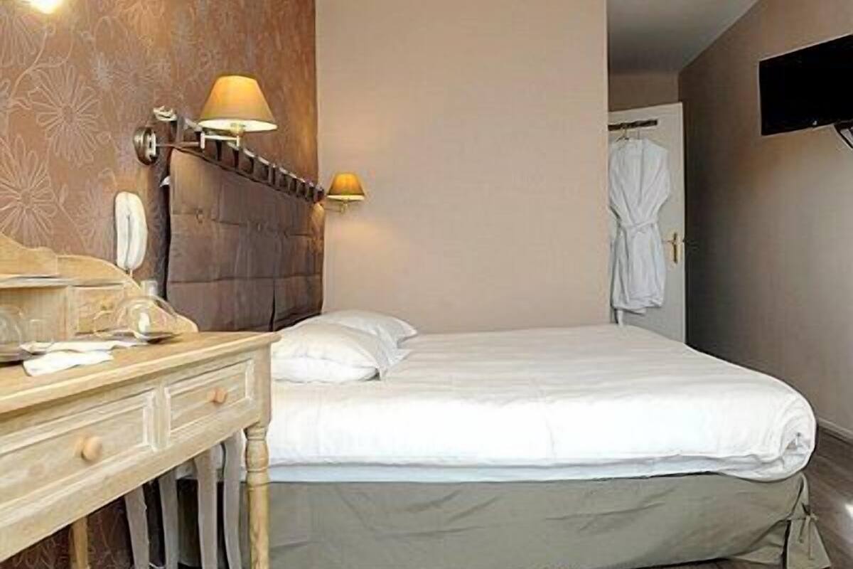 desk, soundproofing, free wifi, bed sheets