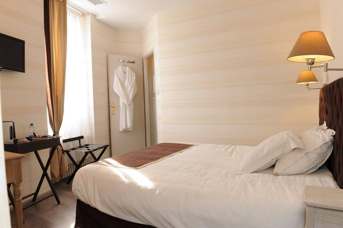 desk, soundproofing, free wifi, bed sheets