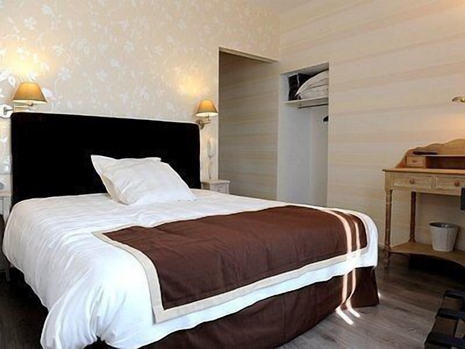 desk, soundproofing, free wifi, bed sheets