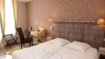 Desk, soundproofing, free WiFi, bed sheets