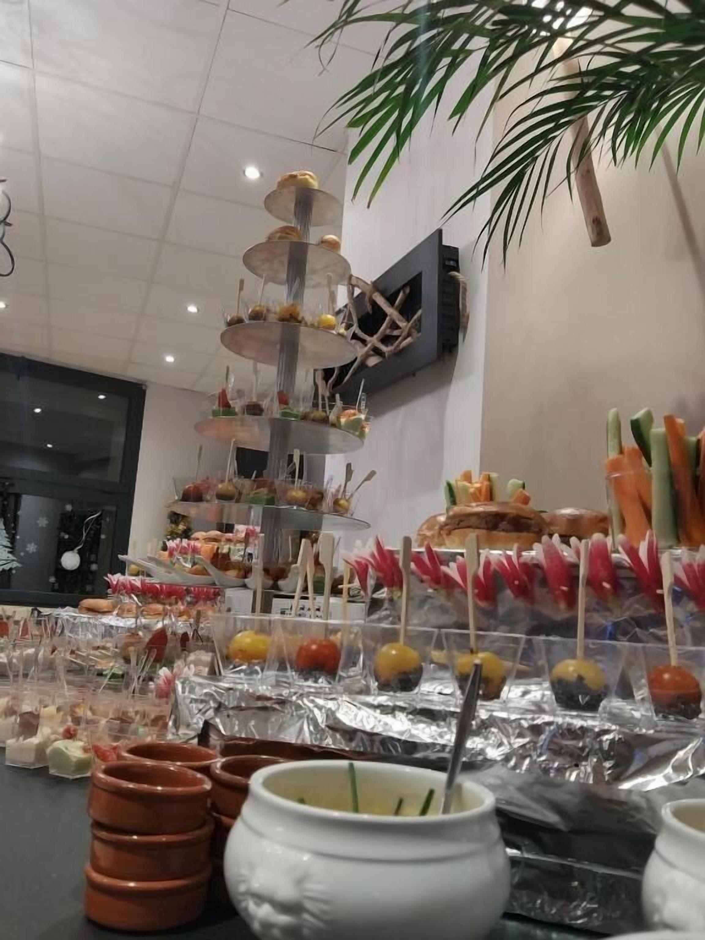 2 restaurants, breakfast, lunch, dinner served; french cuisine