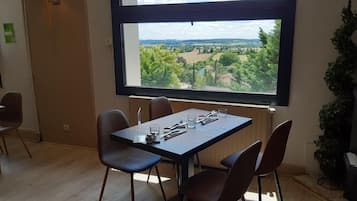 2 restaurants servant le petit déjeuner, spécialités Cuisine française