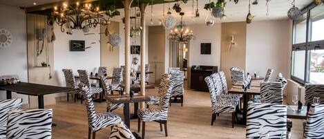 2 restaurants servant le petit déjeuner, spécialités Cuisine française