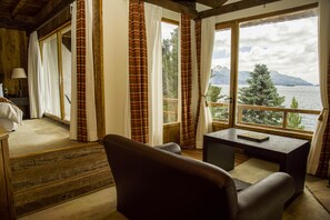 Superior Suite | Living area | LCD TV - La Sirenuse Lake Resort (San Carlos de Bariloche)
