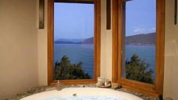 Deluxe Suite | Jetted bathtub
