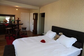 In-room safe, blackout drapes, free WiFi, bed sheets - The Piper's Pub (Middelkerke)
