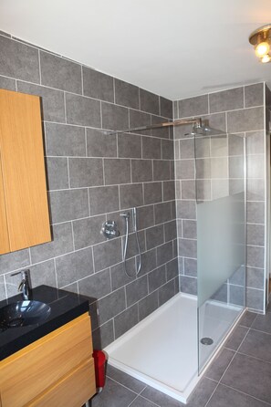 Bathroom shower - The Piper's Pub (Middelkerke)