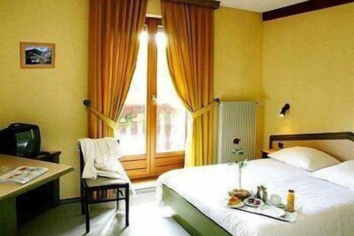 Standard Twin Room | Desk, soundproofing, free cots/infant beds, rollaway beds