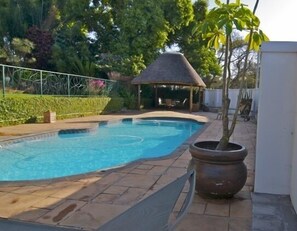 Una piscina al aire libre